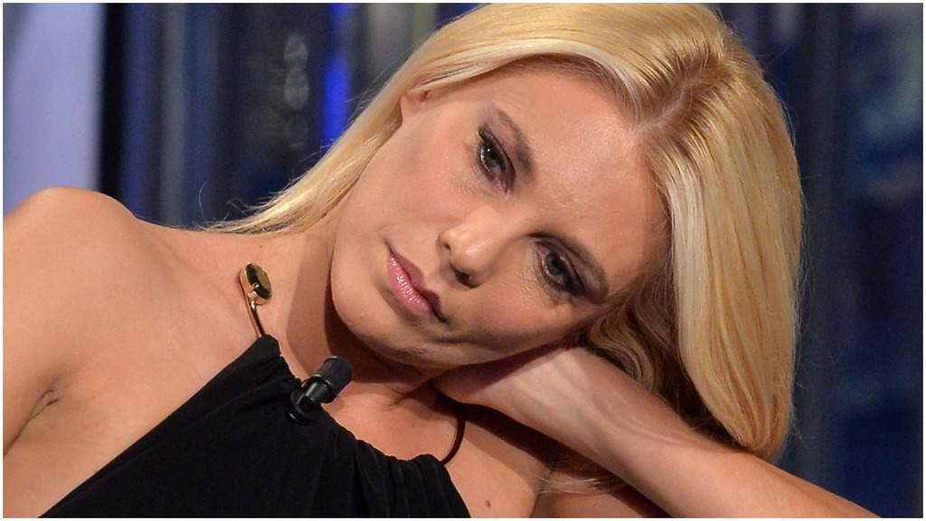 eleonora daniele con una mano dietro al collo e la testa ripiegata sul braccio