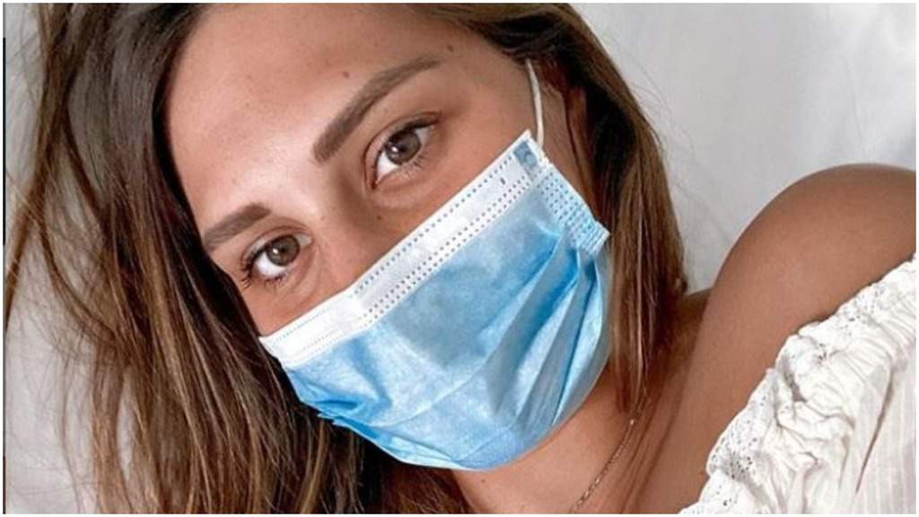 beatrice valli, con la mascherina sul viso, primo piano