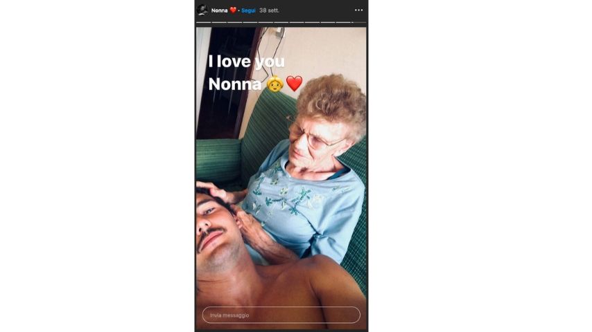Andrea Preti con la nonna in una sua Instagram Story in evidenza