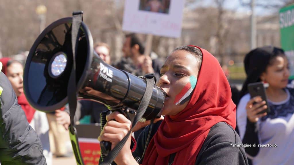 Donna protesta in Sudan