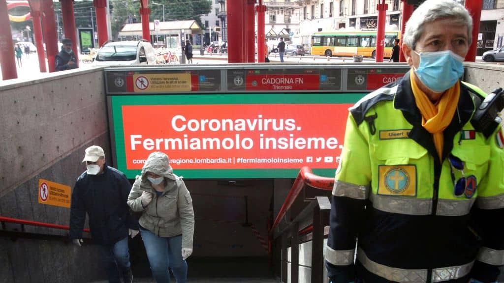 protezione civile alla fermata della metro