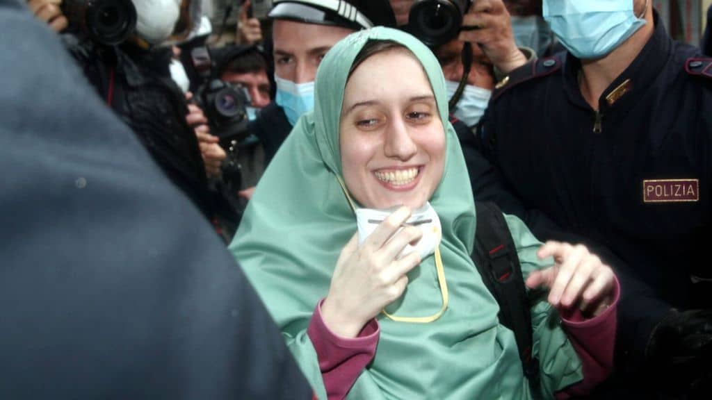 La cooperante Silvia Romano, con mascherina e hijab