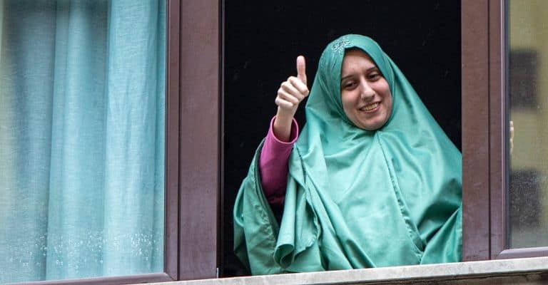 Silvia Romano saluta dal balcone di casa a Milano