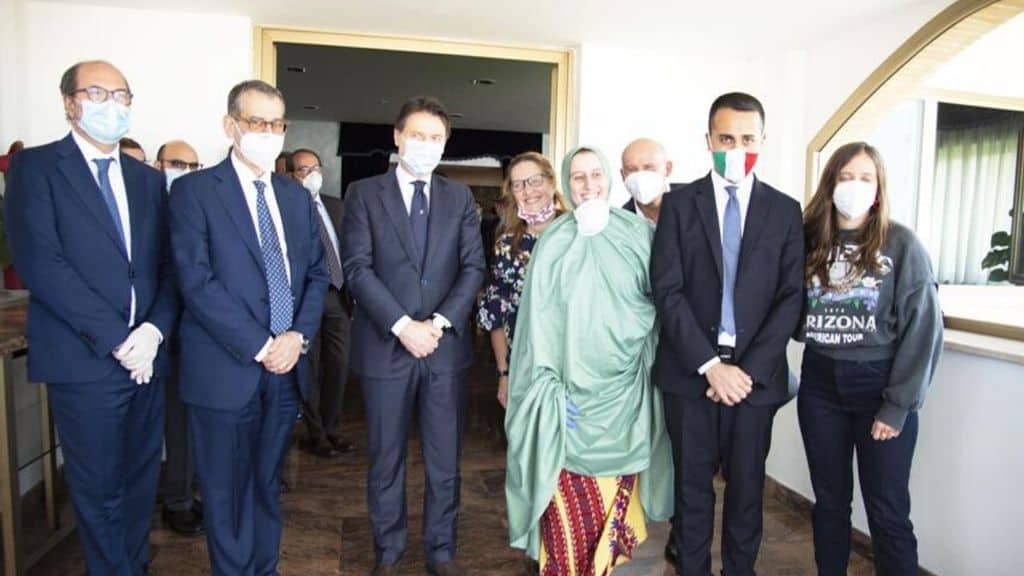 Silvia Romano in aeroporto insieme alla famiglia, Conte e Di Maio