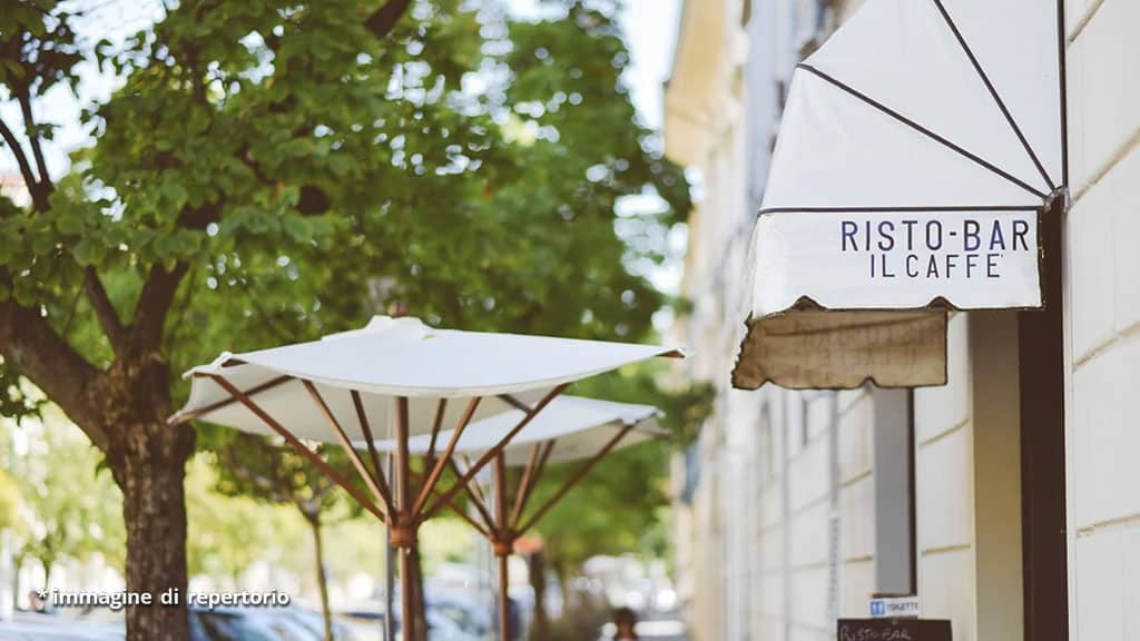 tenda di un bar e ombrelloni