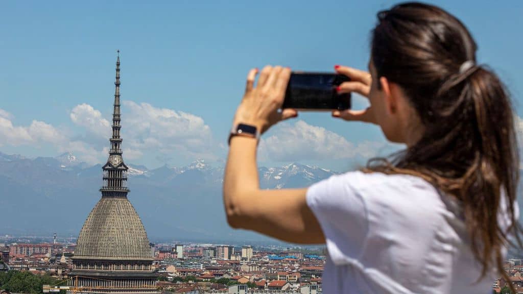 donna fotografa la mole a torino