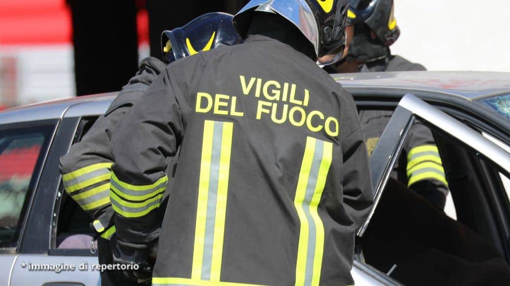 vigili del fuoco soccorso in un incidente stradale