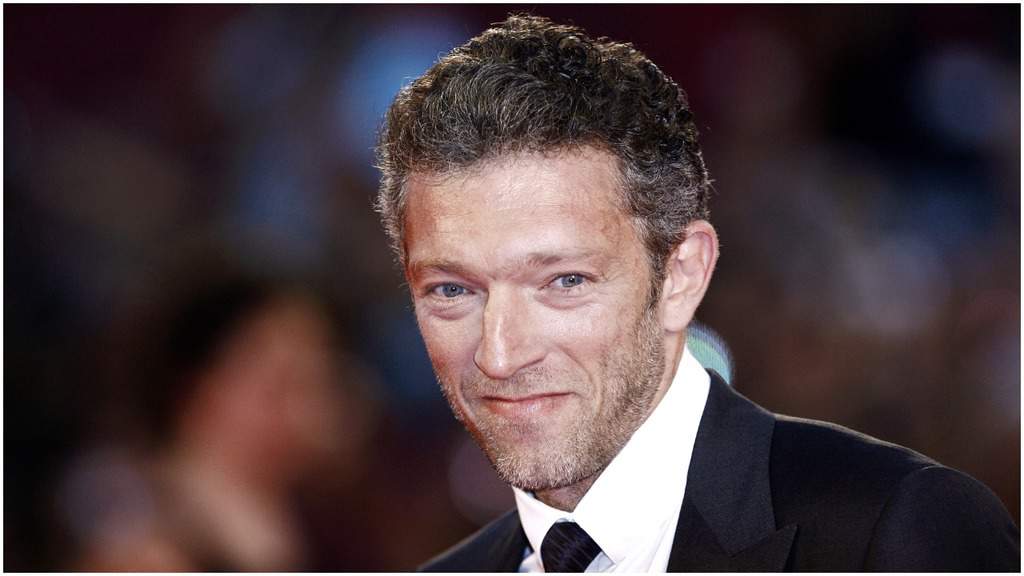 vincent cassel, sorridente, di tre quarti