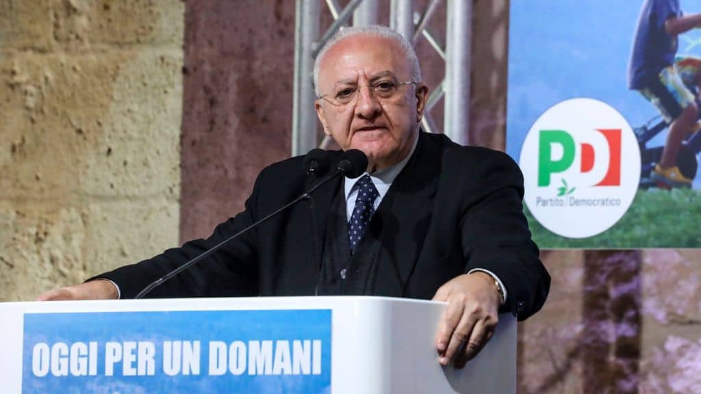 vincenzo de luca parla ad un convegno