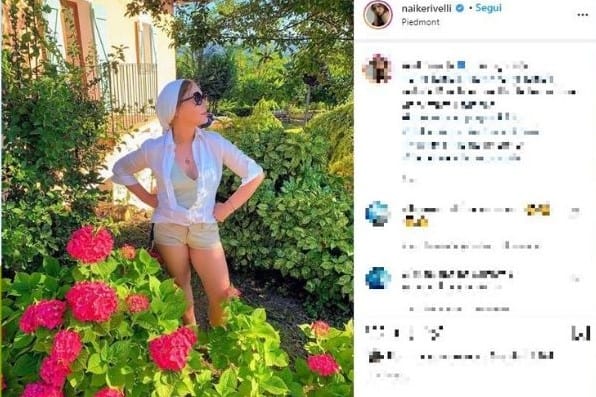 Ornella Muti viene fotografata nel suo giardino dalla figlia Naike Rivelli 