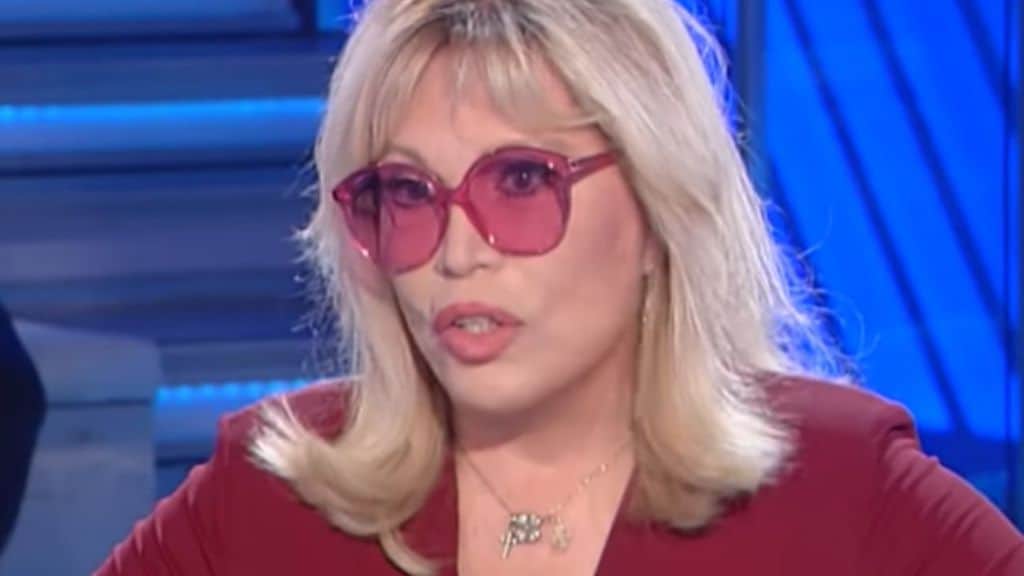 amanda lear in primo piano con gli occhiali