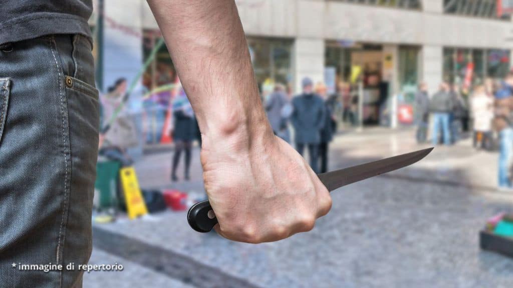 uomo con un coltello in mano
