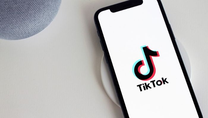 Smartphone con app TikTok