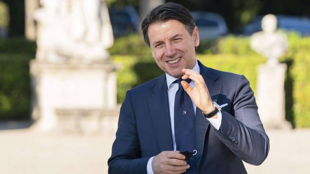 giuseppe conte in conferenza stampa