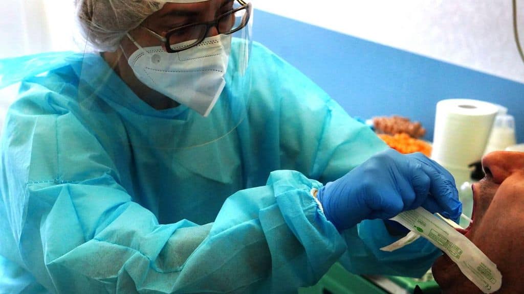 un uomo viene sottoposto al tampone per il coronavirus