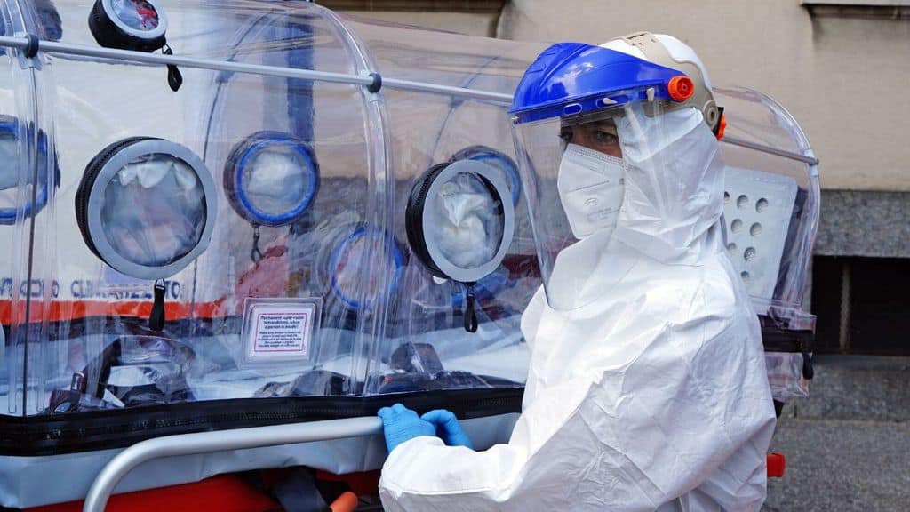 Operatore sanitario con protezioni per il Coronavirus