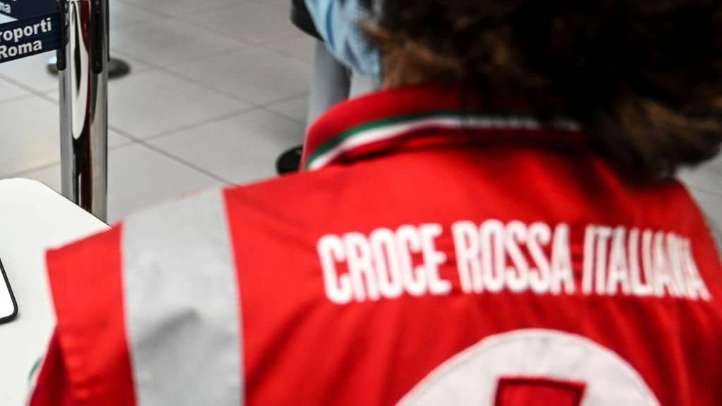 donna croce rossa italiana di spalle
