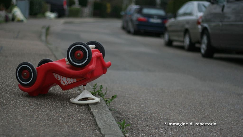 giocattolo in strada