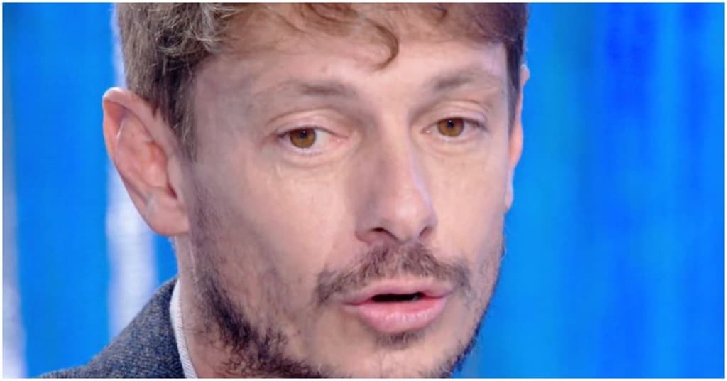 Giorgio pasotti, primo piano, su sfondo blu