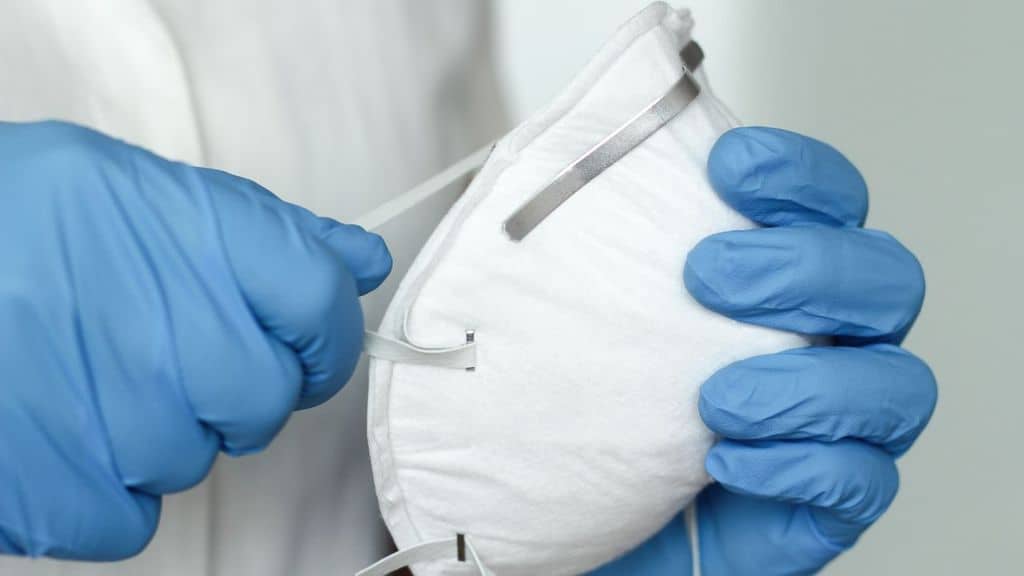 Guanti e mascherina contro il Coronavirus
