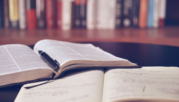 libro aperto in biblioteca