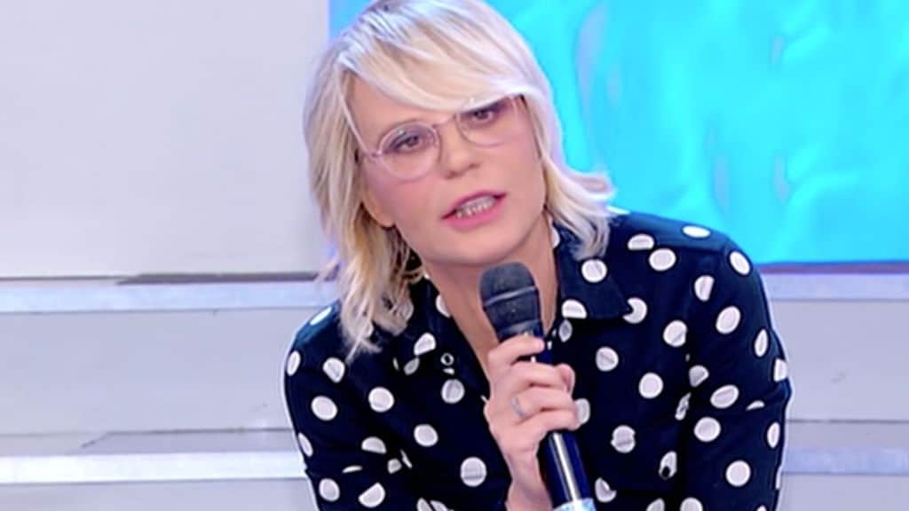 maria de filippi in primo piano a uomini e donne