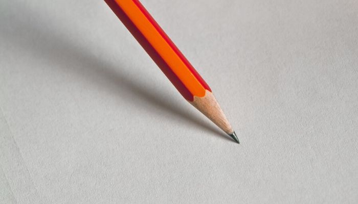 una matita su foglio bianco
