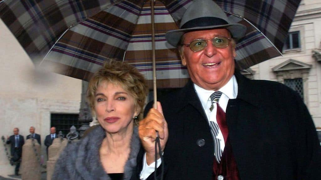 Renzo Arbore e Mariangela Melato sotto l'ombrello