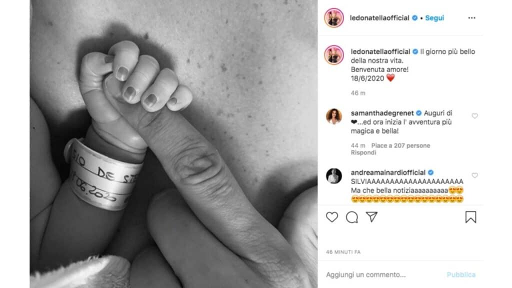 Silvia Provvedi che tiene la mano alla figlia Nicole appena nata