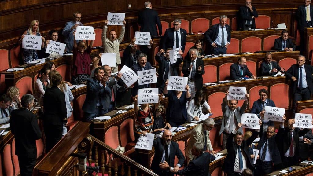 Protesta in aula contro il taglio dei vitalizi