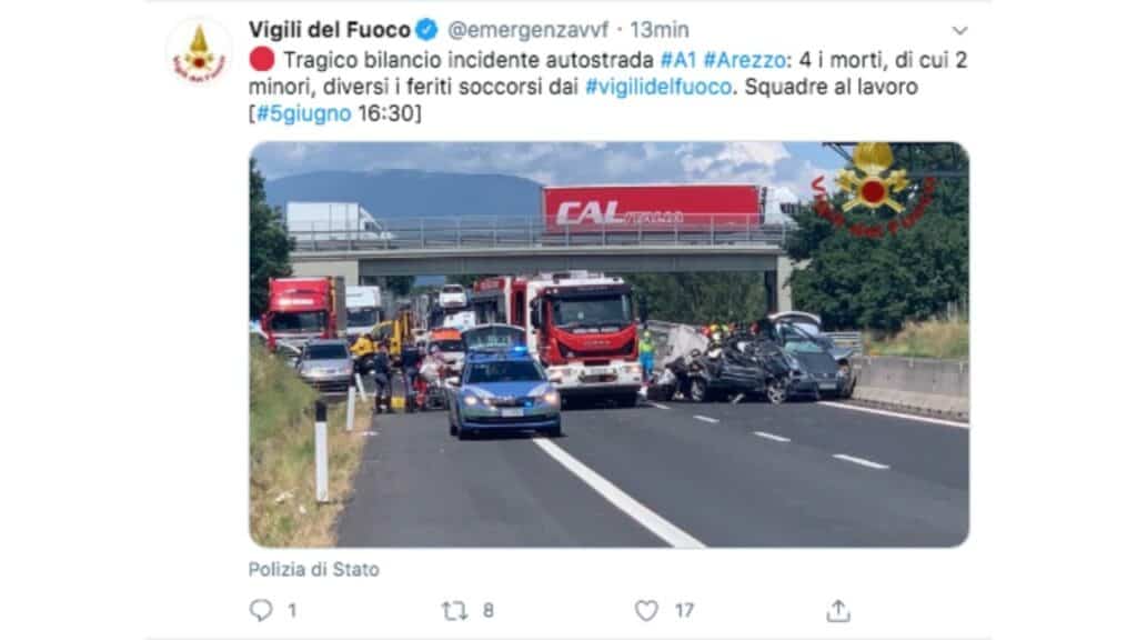 tweet dei vigili del fuoco con un'immagine dell'incidente sulla A1 ad Arezzo