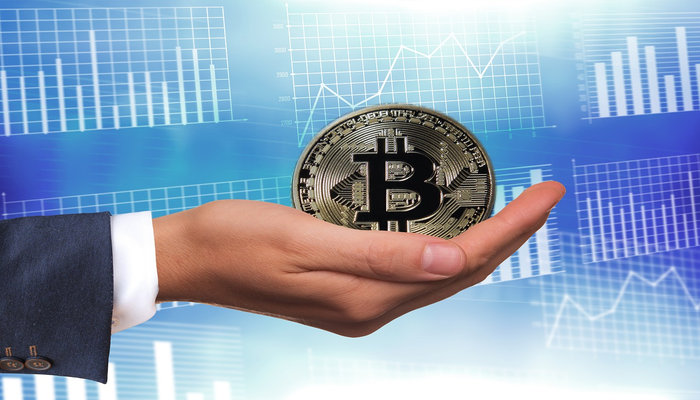 Mano che porge bitcoin Mano che consegna una moneta bitcoin