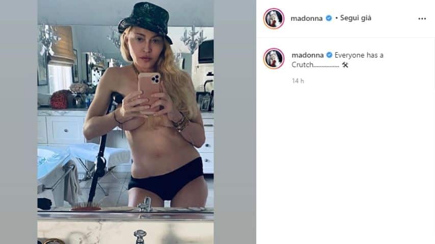 Madonna, selfie in topless davanti allo specchio