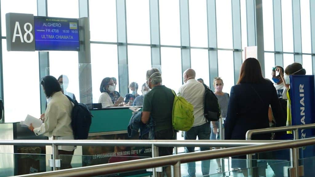 persone in coda al gate di un aeroporto