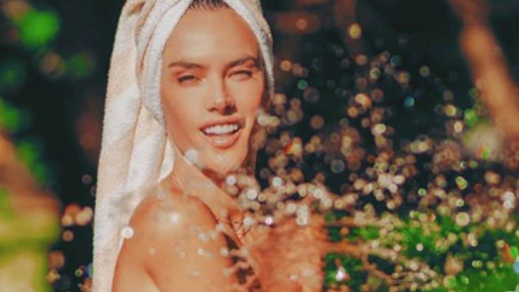 alessandra ambrosio si fa la doccia