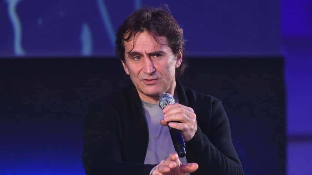 alex zanardi mentre parla al microfono