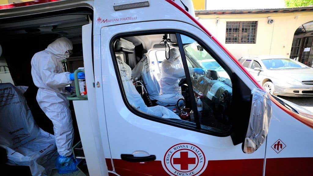 ambulanza con dentro un paziente ricoverato per il coronavirus