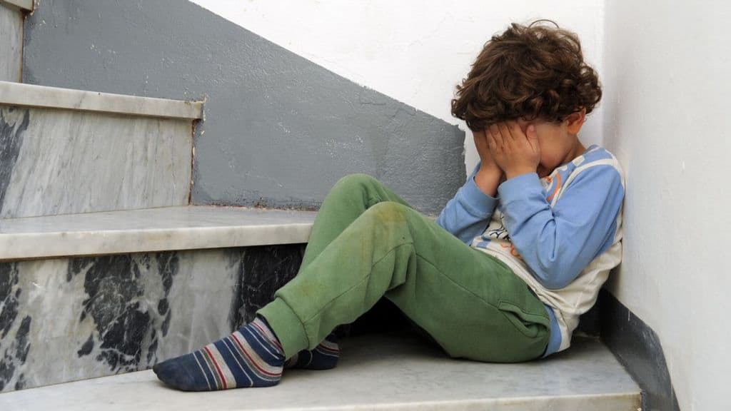 Bambino vittima di abusi si copre gli occhi