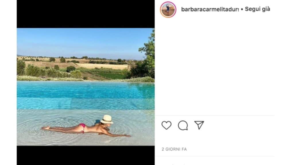 barbara d'urso in topless a bordo piscina