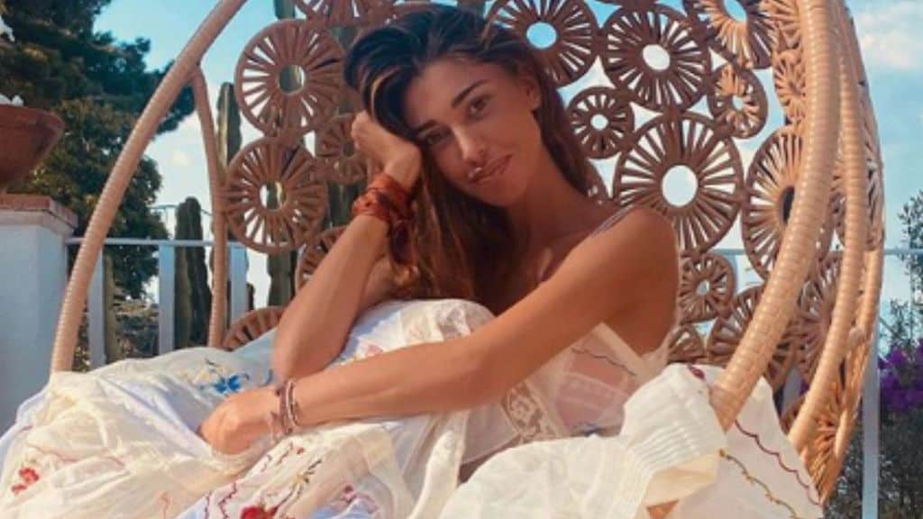 Belén Rodriguez su una sedia in giardino