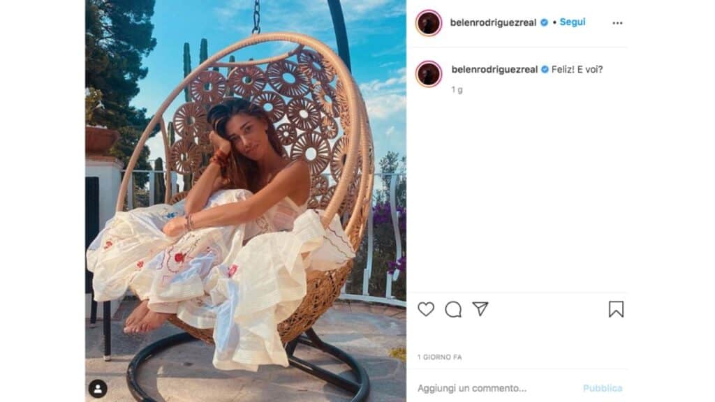 Belen Rodriguez su una sedia