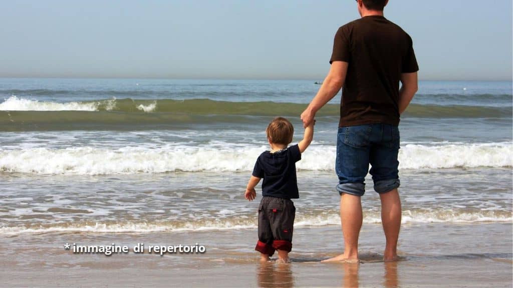bimbo padre spiaggia