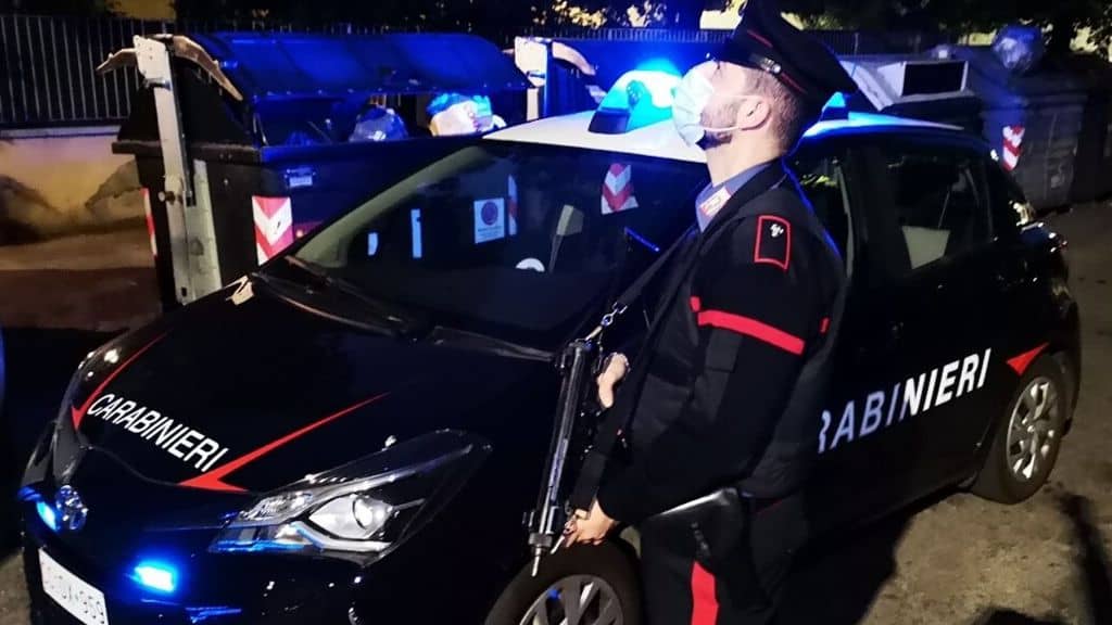Un Carabiniere di fronte all'auto