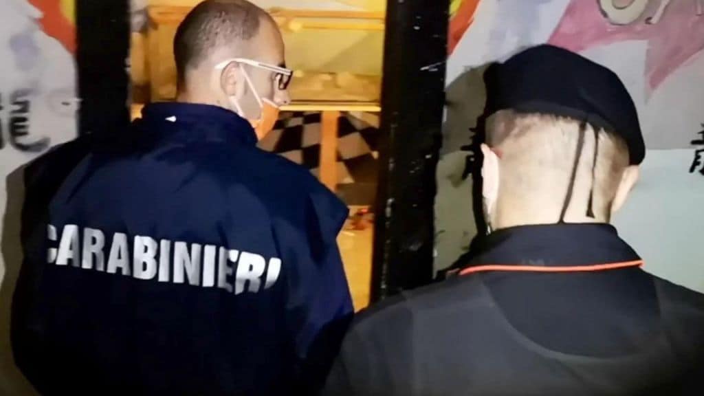 carabinieri coppia spalle