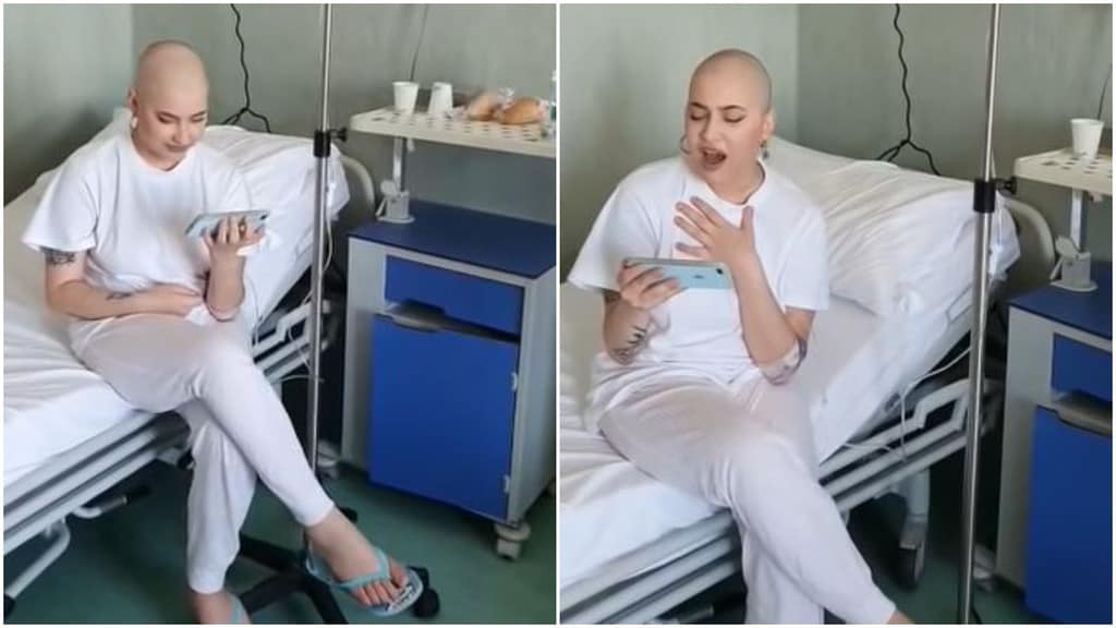 Cassandra seduta sul letto d'ospedale canta