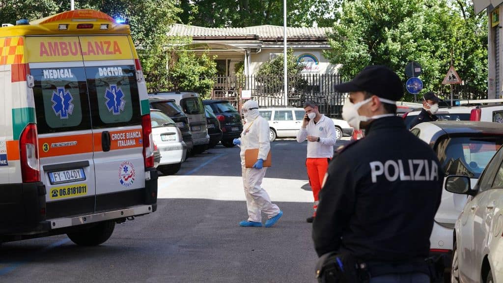 Un ambulanza e Polizia con mascherina per Covid-19