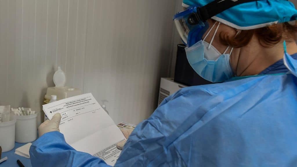 coronavirus dottoressa in laboratorio