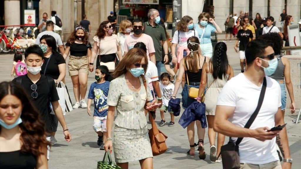Persone in giro con mascherine per Coronavirus