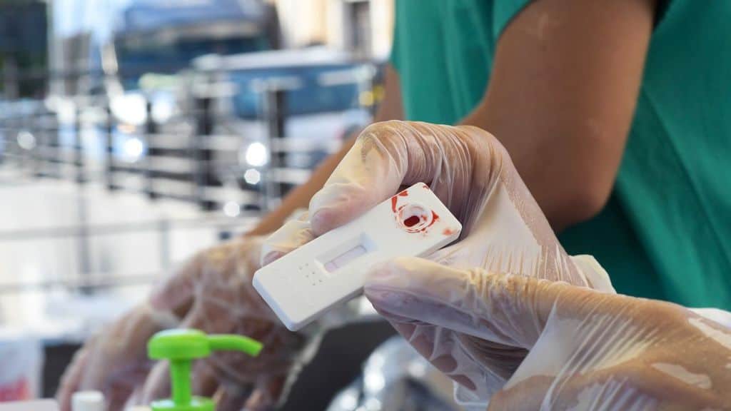 medico fa degli screening sierologici