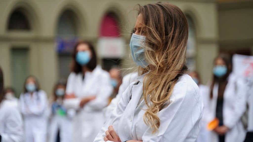 coronavirus medico in piazza